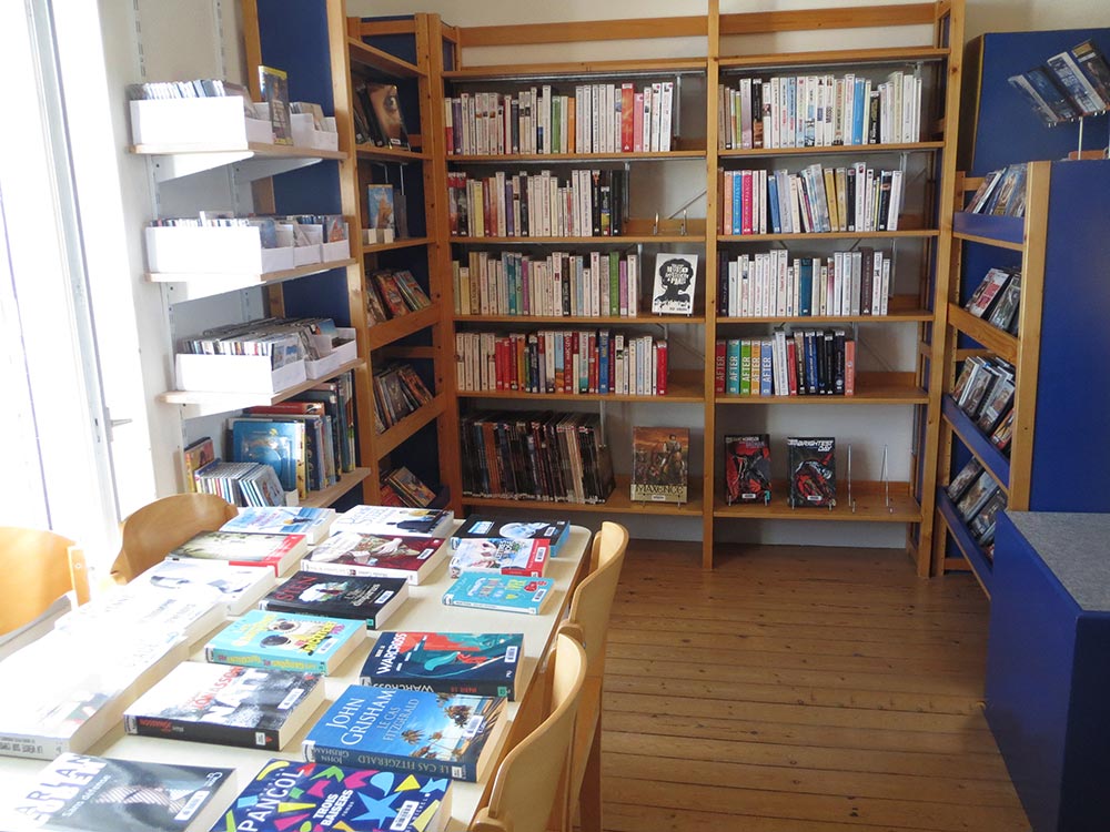 Vue intérieure de la bibliothèque de Notre-Dame-de-la-Mer